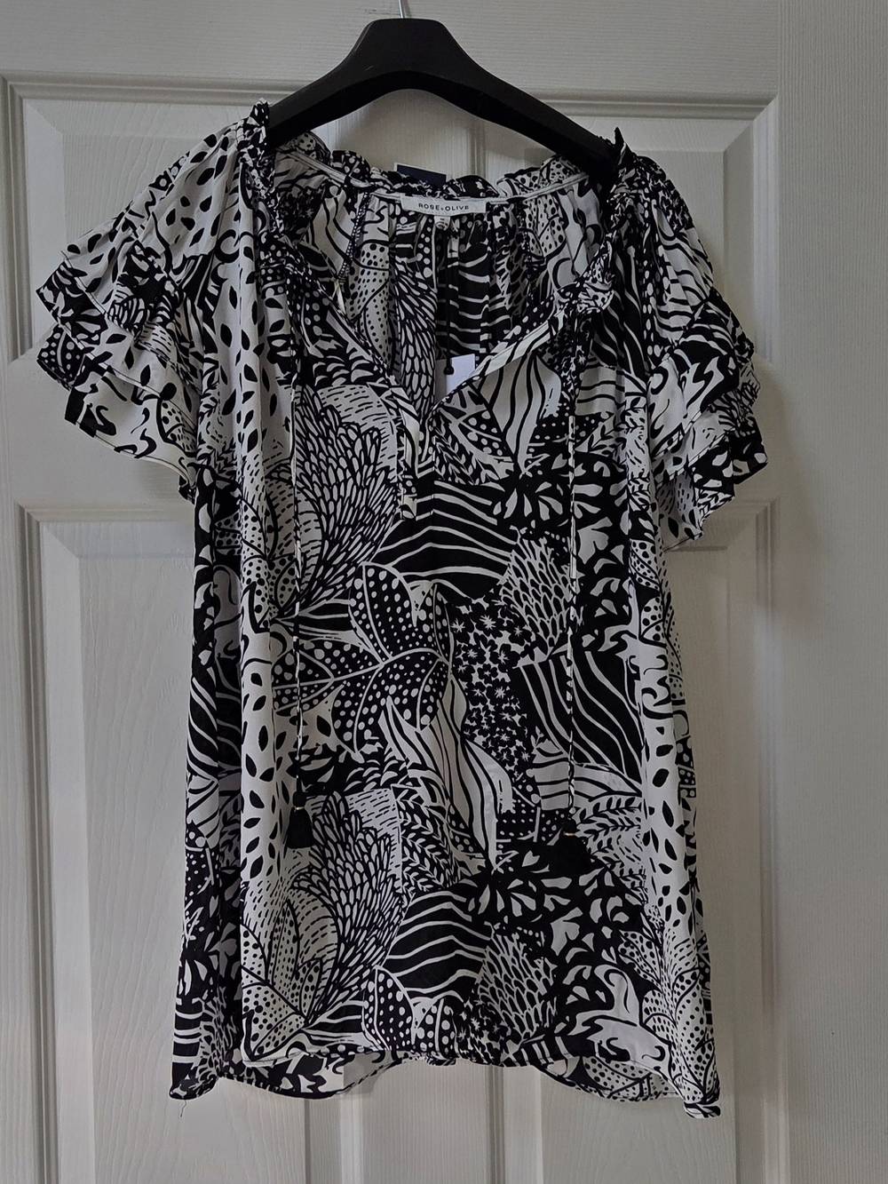 Rose & Olive Black and White Floral Ruffle Sleeve Blouse
